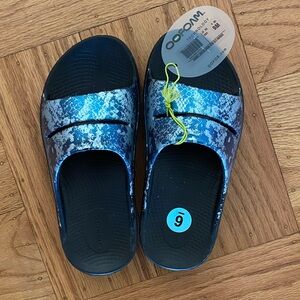 OOFOS Women's Size 6 Ooahh Limited Slide Sandal In Blk Iridescent Snake NWT